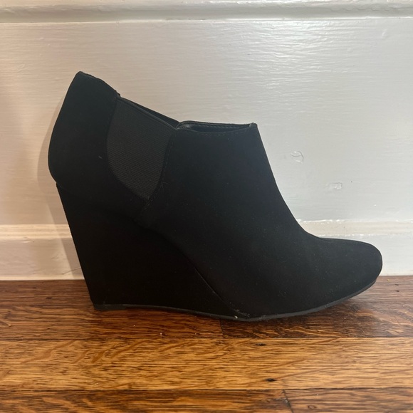 Vince Camuto Black Bootie - Picture 3 of 7